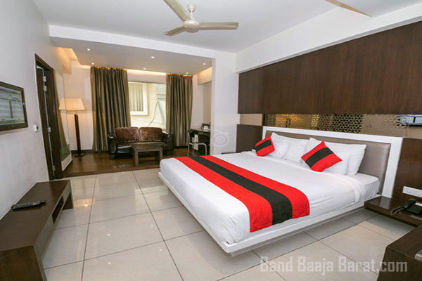 deluxe room in Hotel The Taj Vilas Agra
