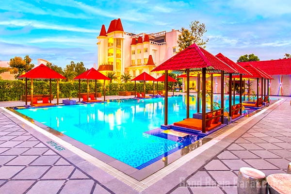 tiaraa hotels & resorts pool side view