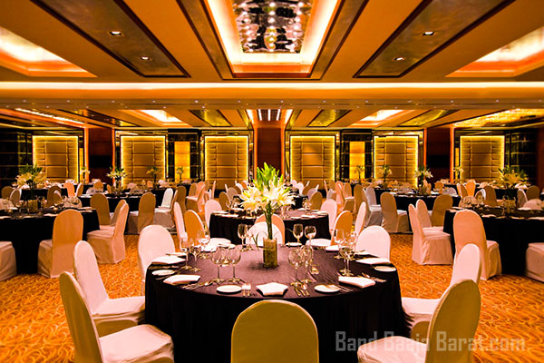 Gokulam Grand Hotel & Spa dining hall