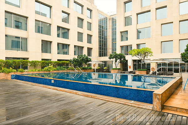 5 star hotel holiday inn in delhi