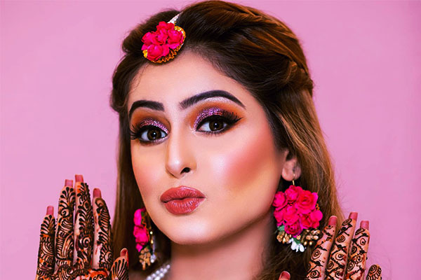 best Hairdo and makeup for mehndi ceremony 