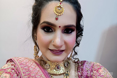 Komal Singhal Makeup Artist in delhi